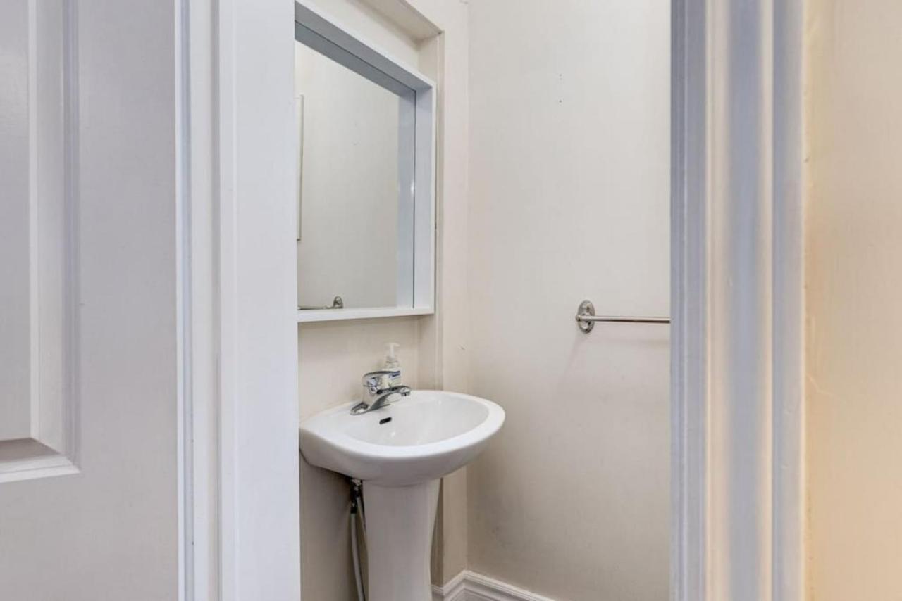 3Br Casa Close To Woodbine Beach With Deck Area And Wfh Toronto Bagian luar foto